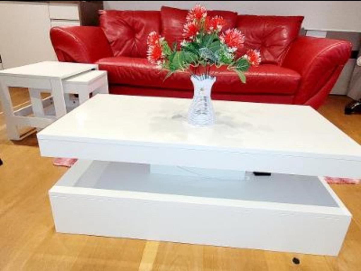 2 Bedroom Apt With 2 Comfortable King Size Beds, Free Private Parking, Easy Access To London West Byfleet Esterno foto