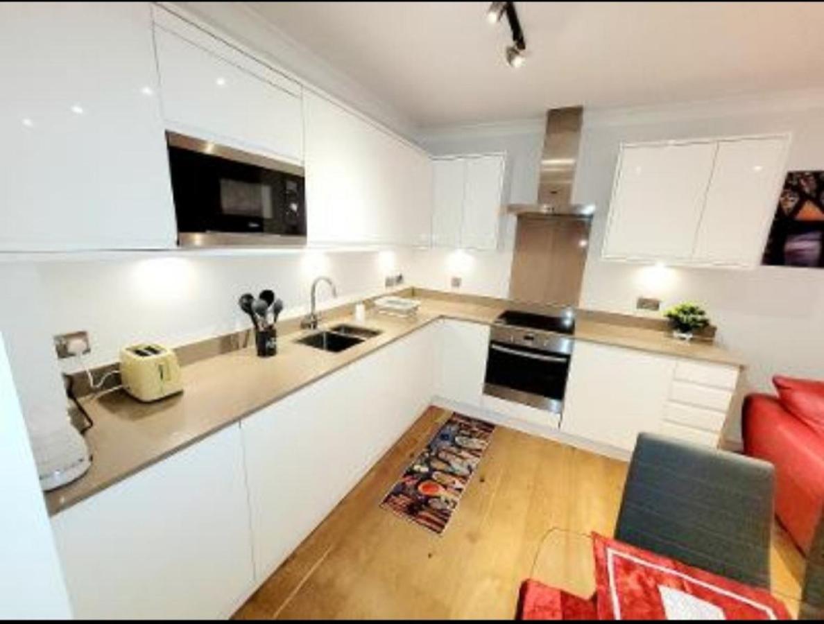 2 Bedroom Apt With 2 Comfortable King Size Beds, Free Private Parking, Easy Access To London West Byfleet Esterno foto
