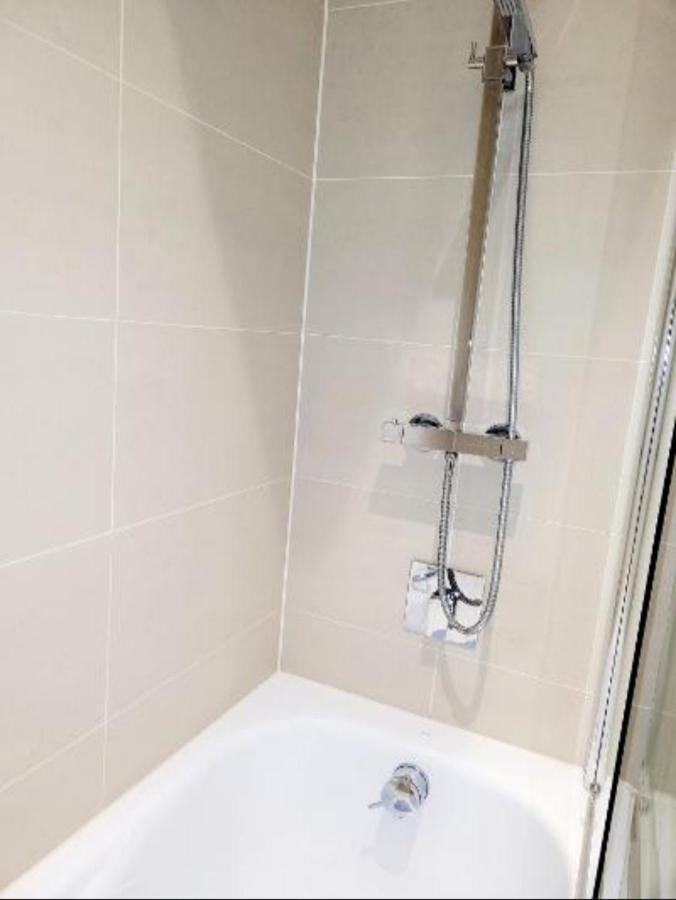 2 Bedroom Apt With 2 Comfortable King Size Beds, Free Private Parking, Easy Access To London West Byfleet Esterno foto