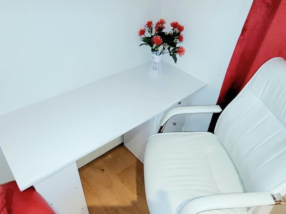 2 Bedroom Apt With 2 Comfortable King Size Beds, Free Private Parking, Easy Access To London West Byfleet Esterno foto