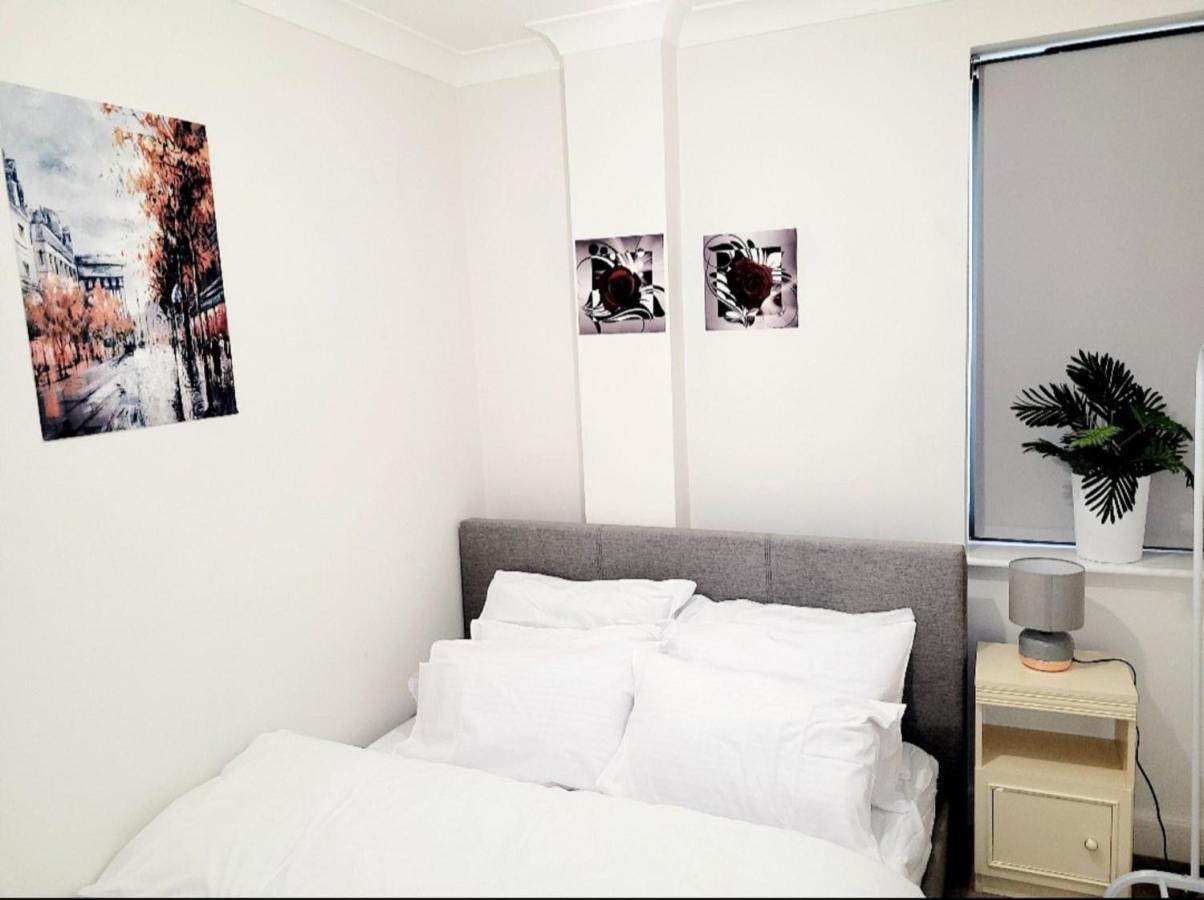 2 Bedroom Apt With 2 Comfortable King Size Beds, Free Private Parking, Easy Access To London West Byfleet Esterno foto