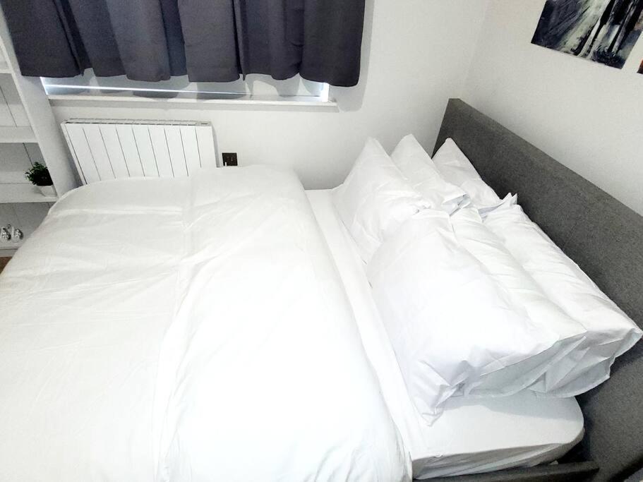 2 Bedroom Apt With 2 Comfortable King Size Beds, Free Private Parking, Easy Access To London West Byfleet Esterno foto