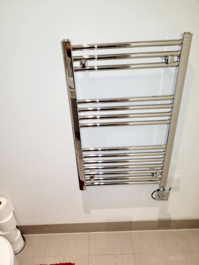 2 Bedroom Apt With 2 Comfortable King Size Beds, Free Private Parking, Easy Access To London West Byfleet Esterno foto